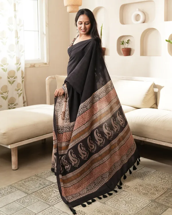 Black_Cotton_Paisley_Border_Print_Mulmul_Saree_For_Women